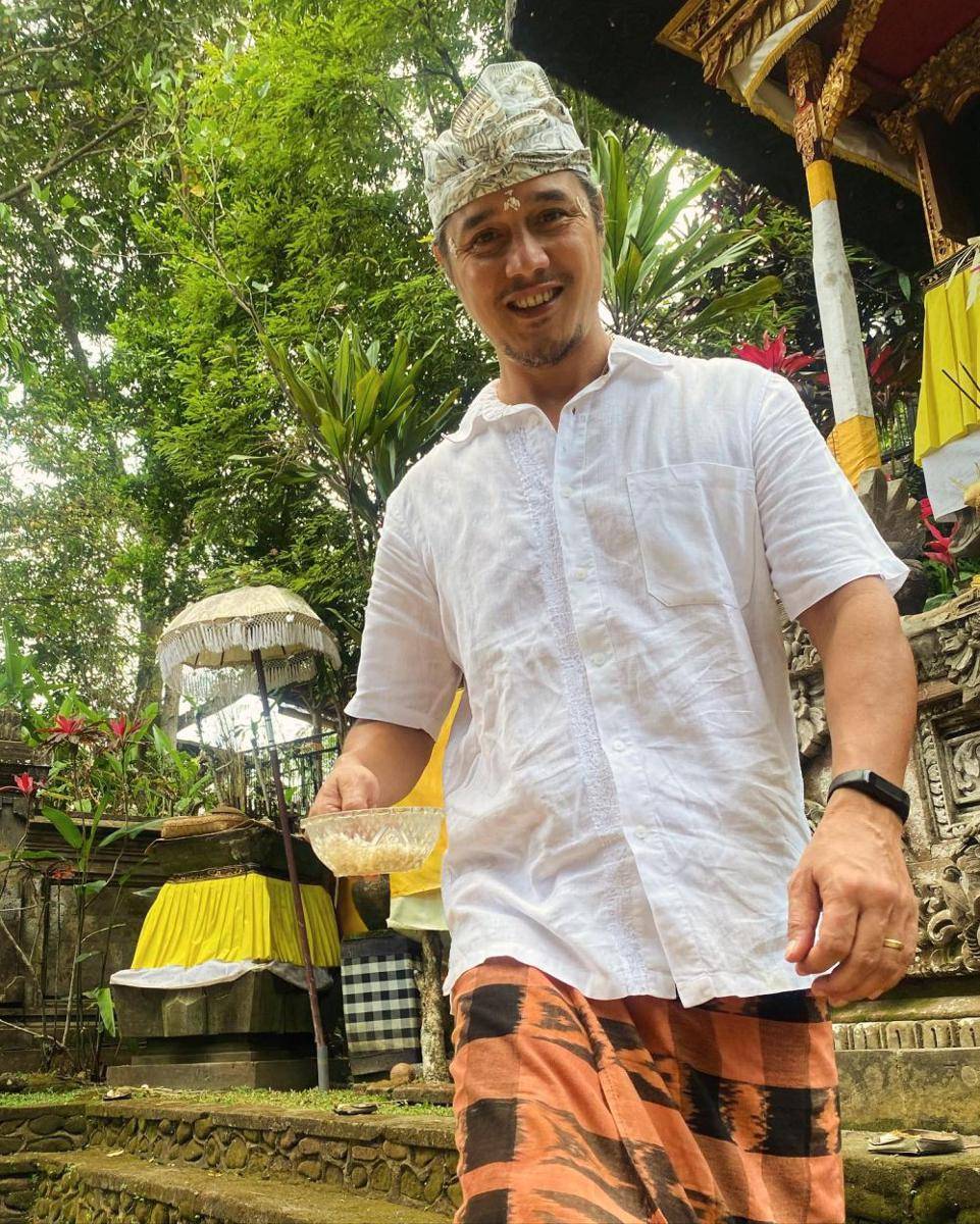 Happy Salma Galungan dan Kuningan (Instagram.com/happysalma)