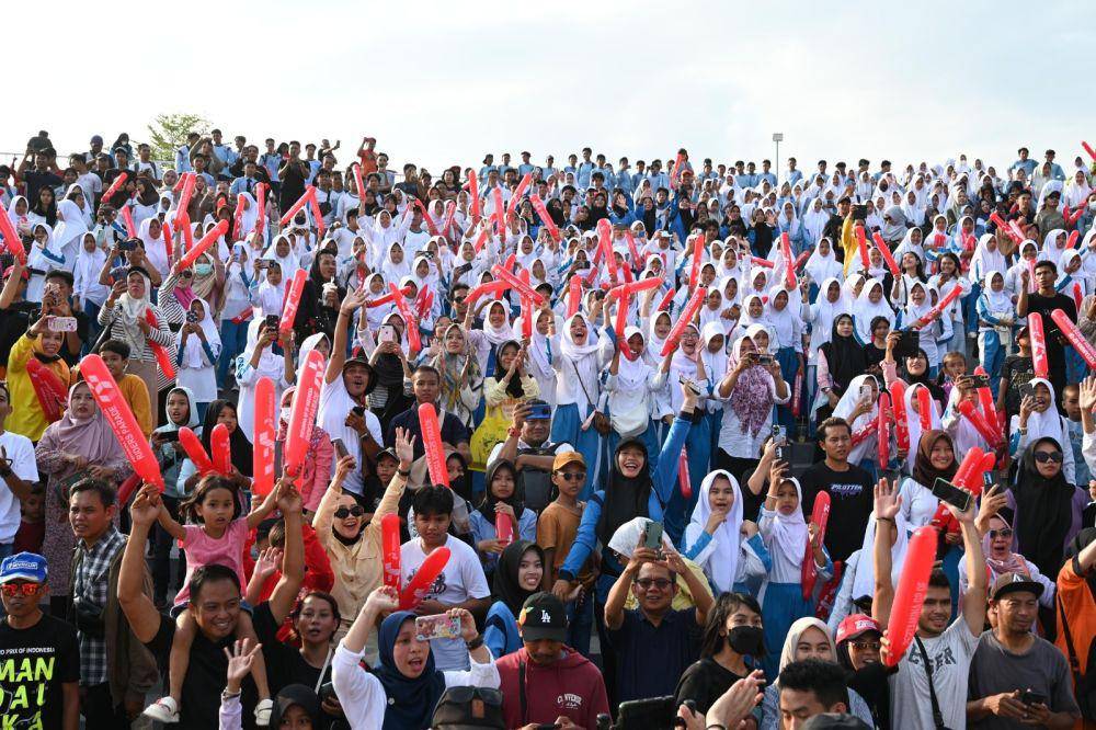Sejumlah warga ramai memadati Teras Udayana, Lombok, menyambut rombongan pembalap MotoGP yang melakukan Pertamina Grand Prix of Indonesia Riders Parade pada Rabu (25/9). (dok. Pertamina)