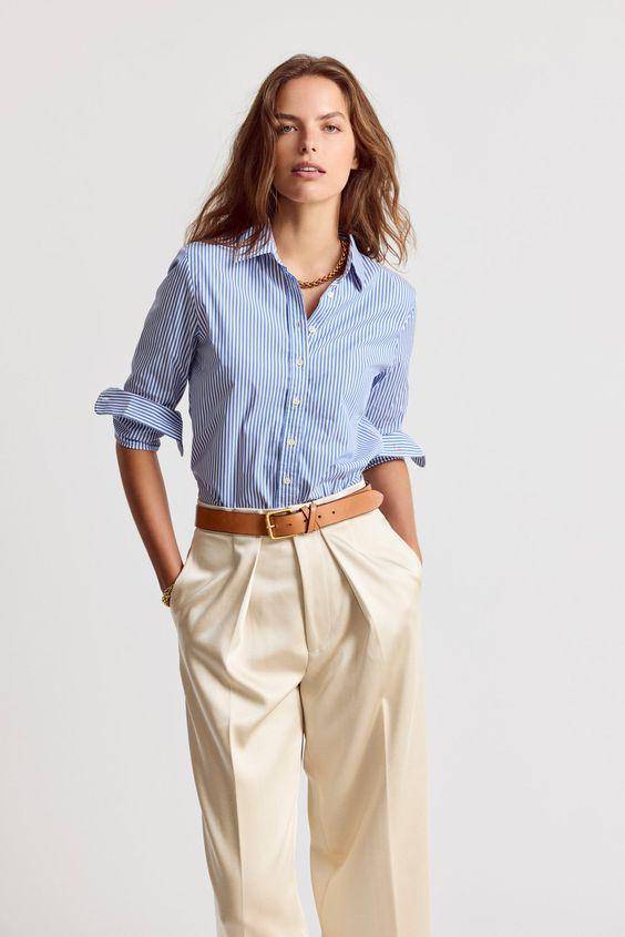 Perpaduan warna outfit blue jeans dan ivory. (pinterest.com/The Shirt by Rochelle Behrens)