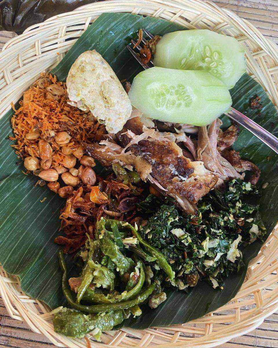 Happy Salma Galungan dan Kuningan (Instagram.com/happysalma)