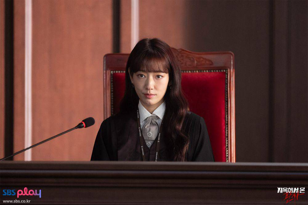 Kang Bit Na (Park Shin Hye) dalam drama The Judge from Hell (dok. SBS/The Judge from Hell)