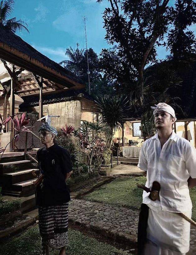 Happy Salma Galungan dan Kuningan (Instagram.com/happysalma)