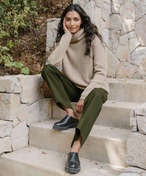 Perpaduan warna outfit tortilla brown dan army. (pinterest.com/Jenni Kayne)