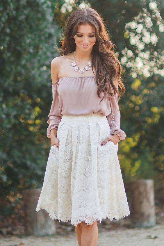 Perpaduan warna outfit baby pink dan broken white. (pinterest.com/FLEURON)