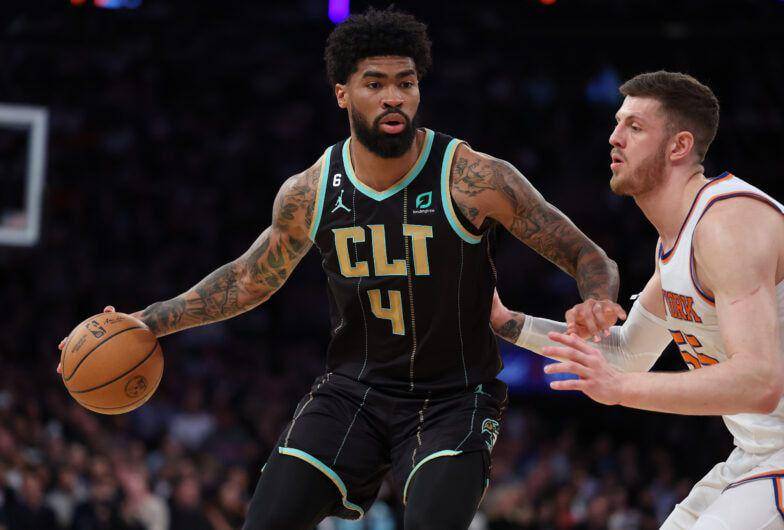 Nick Richards dijaga ketat oleh center New York Knicks, Isaiah Hartenstein. (nba.com)