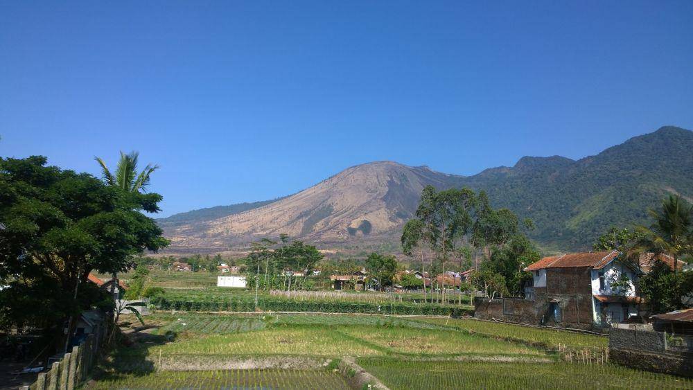 Gunung Guntur (https://ms.wikipedia.org/wiki/Gunung_Guntur)