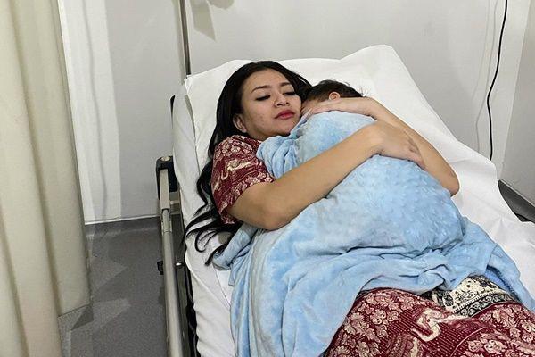 Dirawat di RS, 7 Potret Kondisi Adzam Anak Nathalie Holscher