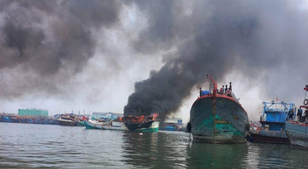 Kapal di Pelabuhan Muara terbakar/ dok Humas Jakfire