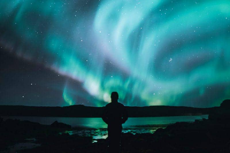 Potret orang melihat aurora
