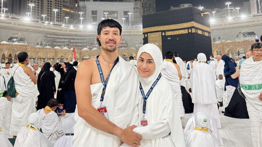 7 Potret Tarra Budiman Umrah Berdua Bareng Istri, Penuh Rasa Syukur