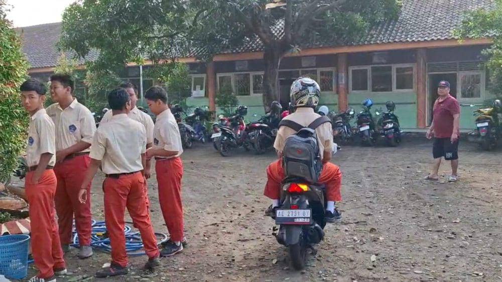 Gedung SLB Negeri Karangrejo Magetan rusak, para siswa dipulangkan lebih awal. IDN Times/ Riyanto.