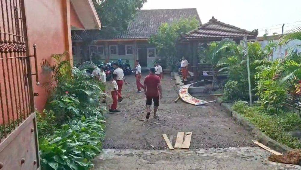 Belasan Rumah dan SLB Rusak Diterjang Angin Hujan di Magetan