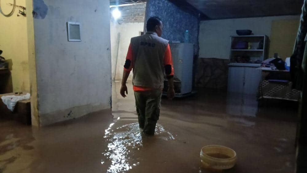 Cuaca Ekstrem Bandar Lampung Picu 12 Pohon Tumbang dan Banjir