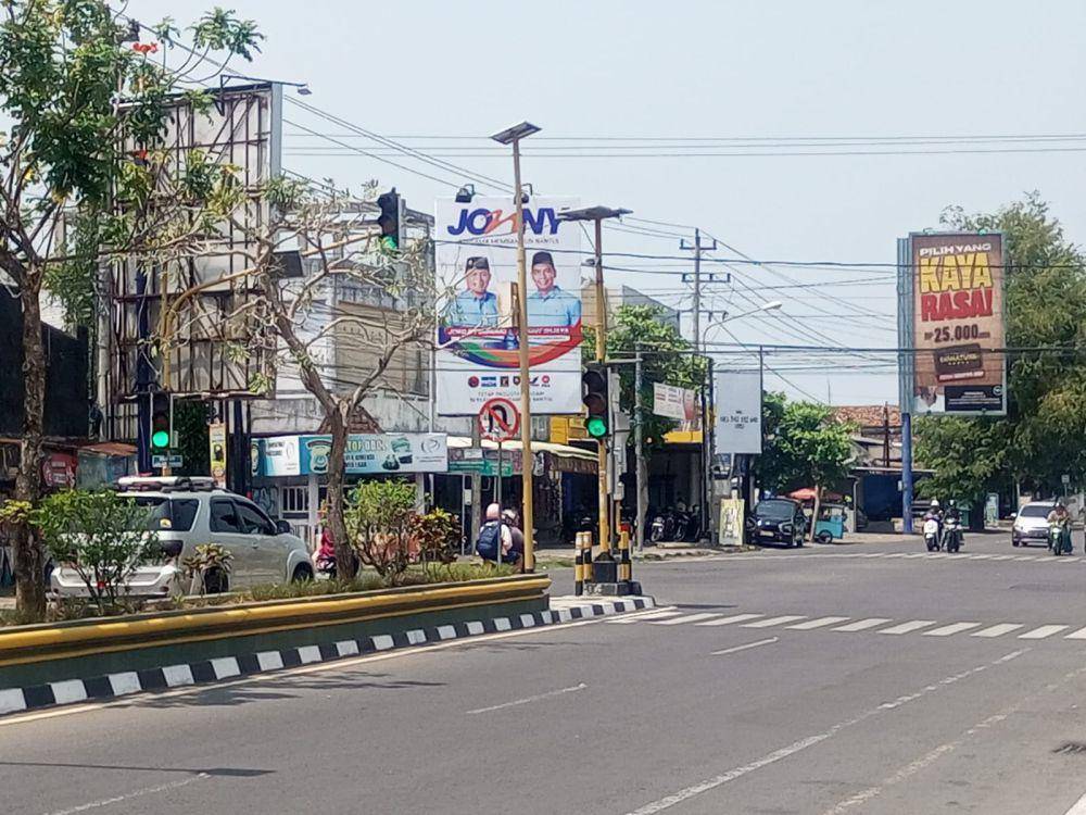 Alat peraga kampanye paslon bupati dan wakil bupati nomor urut 3, Joko Purnomo dan Rony Wijaya di Simpang Empat Gose. (IDN Times/Daruwaskita)