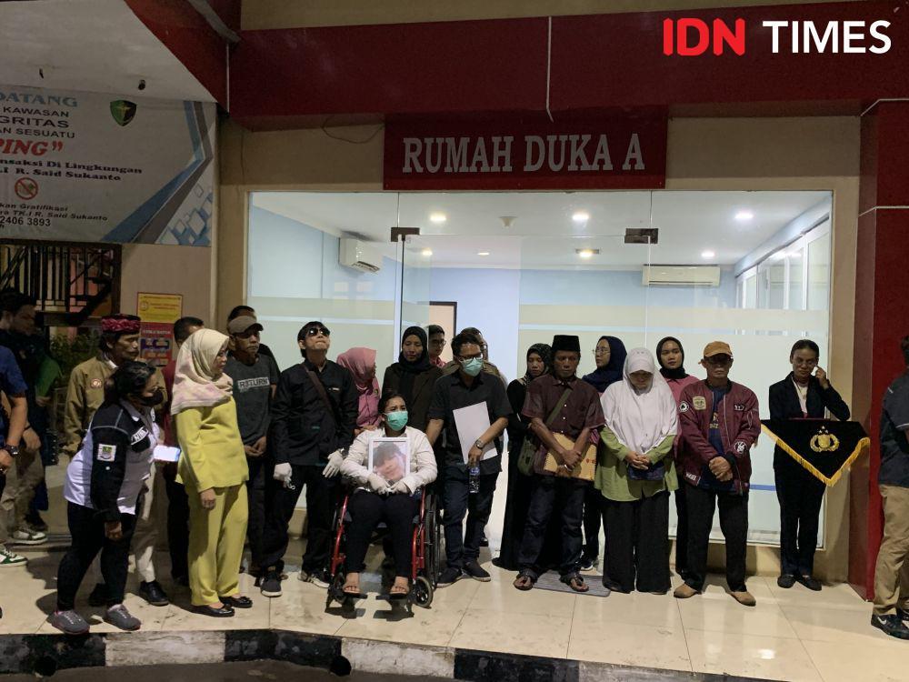 Potret Penyerahan 5 Jenazah Kali Bekasi ke Keluarga, Penuh Isak Tangis