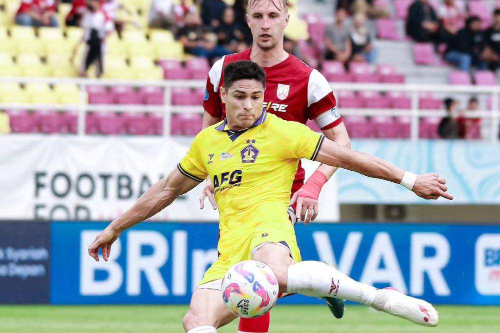 Ramiro Fergonzi, bomber asing Persik Kediri, dalam laga melawan Persis Solo pada pekan ke-6 Liga 1 2024/2025. (instagram.com/persikfcofficial)