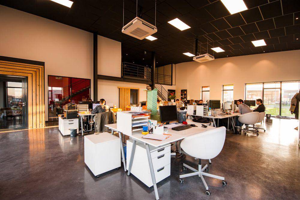 Ilustrasi fitur arsitektur pada pintu masuk kantor (pexels.com/CadoMaestro)