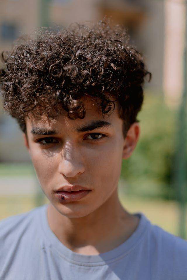 ilustrasi potongan rambut curly pria (Pexels.com/cottonbrostudio)