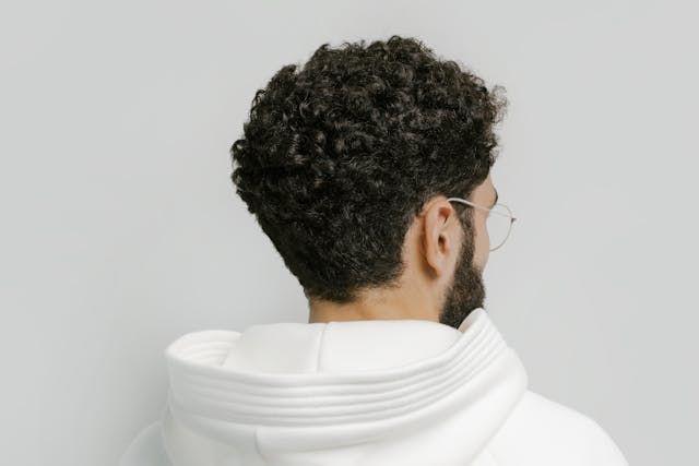 18 Potongan Rambut Keriting Pria Terbaik, Edgy hingga Formal