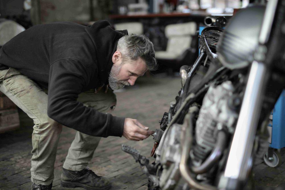 ilustrasi sparepart motor (pexels.com/Andrea Piacquadio)