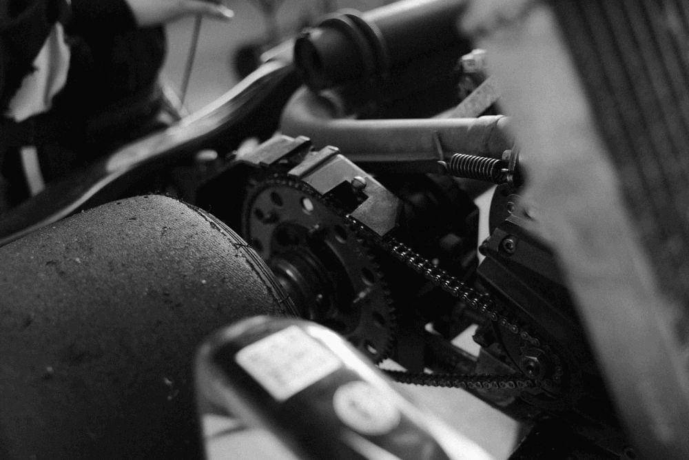 ilustrasi mesin pada motor (pexels.com/timamiroshnichenko)