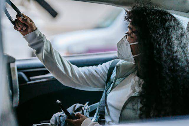 Ilustrasi wanita mengendarai mobil(pexels.com/uriel mont)