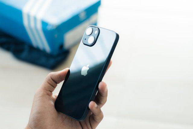 ilustrasi iPhone (unsplash.com/@sahejbrar_)