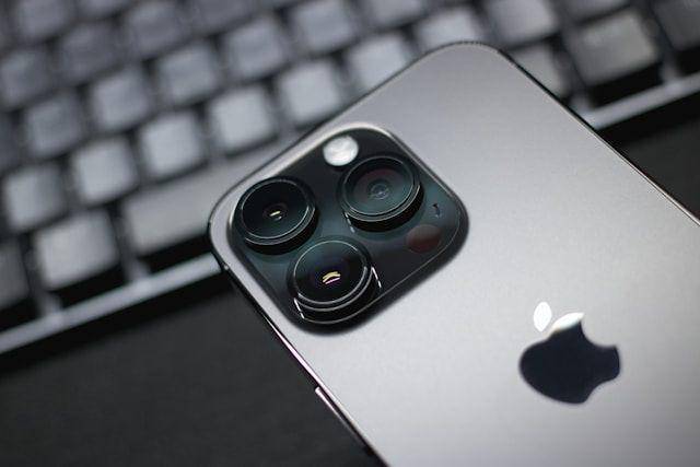 ilustrasi iPhone (unsplash.com/@sammysays___)