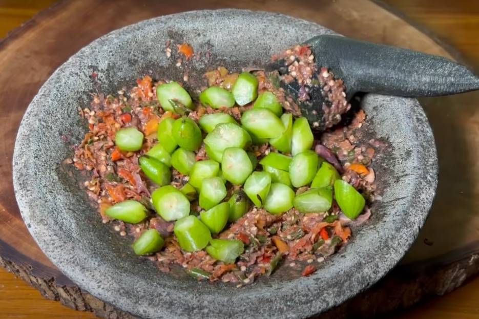 ilustrasi sambal belimbing wuluh (YouTube.com/CeceromedKitchen)