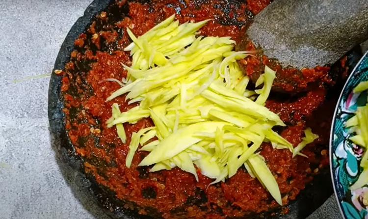 11 Buah yang Enak Dijadikan Sambal, Rasanya Jadi Lebih Segar