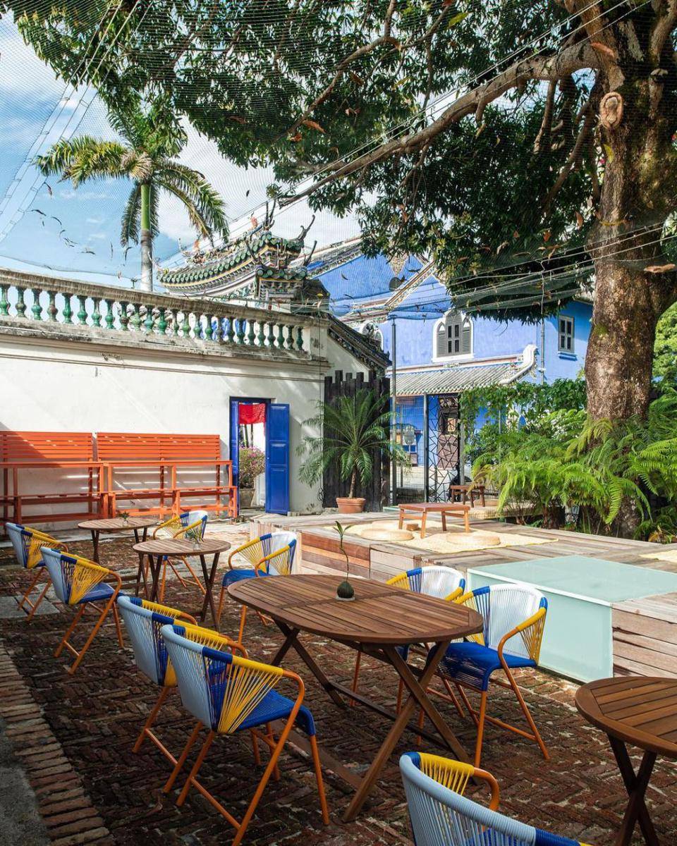 Mangga at The Blue Mansion (instagram.com/manggaatthebluemansion)