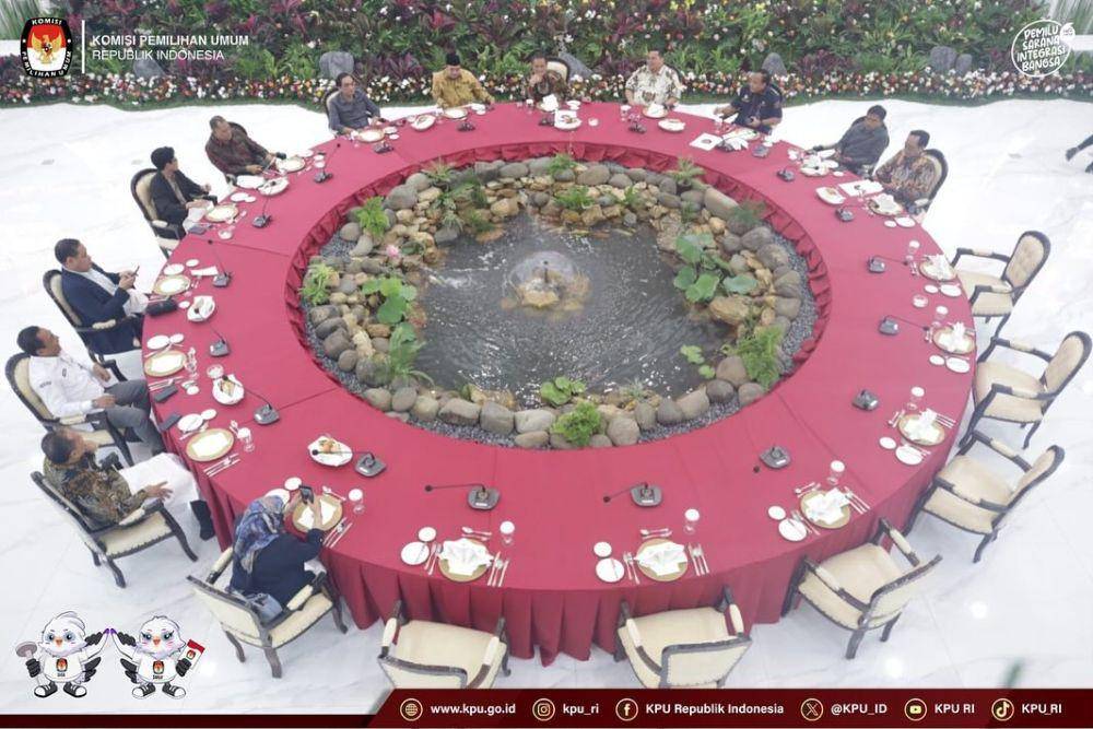 Meja rapat KPU dengan kolam di tengahnya. (Instagram/KPU)