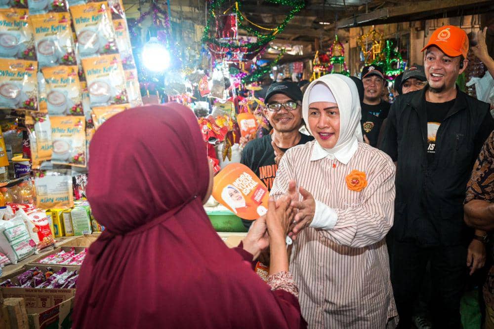 Calon Wali Kota Makassar Indira Yusuf Ismail berkampanye dengan mengunjungi Pasar Tradisional Pa'baeng-baeng, Kamis (26/9/2024). (Dok. Istimewa)