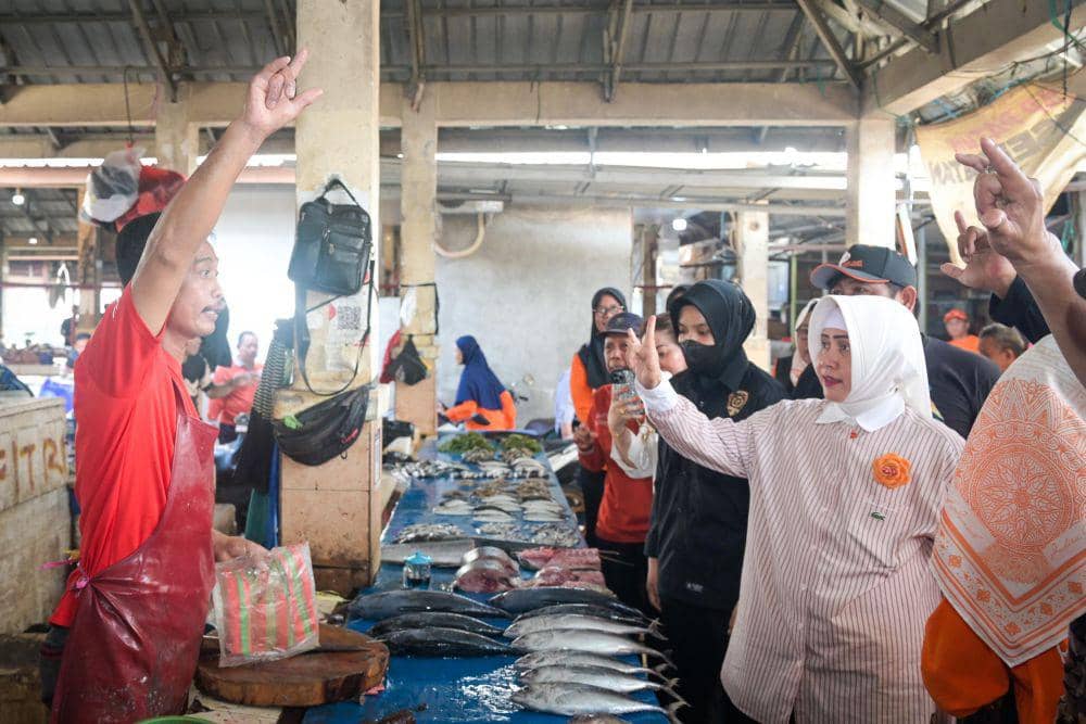 Calon Wali Kota Makassar Indira Yusuf Ismail berkampanye dengan mengunjungi Pasar Tradisional Pa'baeng-baeng, Kamis (26/9/2024). (Dok. Istimewa)