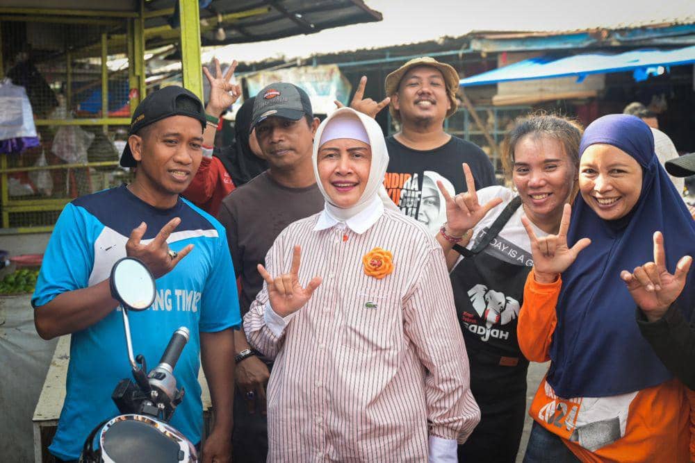 Calon Wali Kota Makassar Indira Yusuf Ismail berkampanye dengan mengunjungi Pasar Tradisional Pa'baeng-baeng, Kamis (26/9/2024). (Dok. Istimewa)