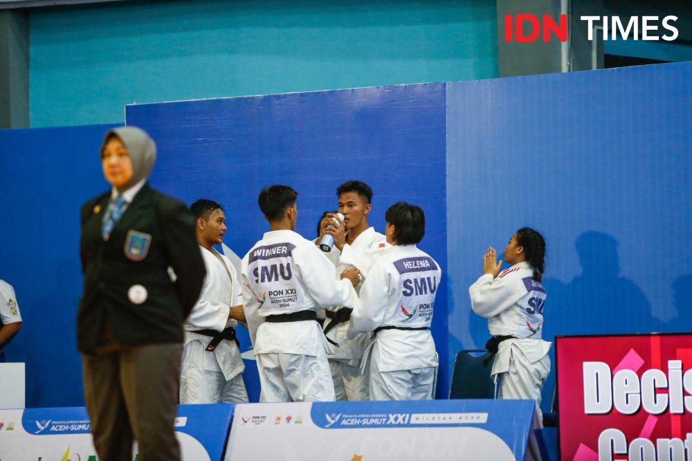 Diki Hartato sempat bersiap untuk turun di kelas penentu saat berlaga di beregu PON 2024 di Gor USK Banda Aceh (IDN Times/Doni Hermawan)