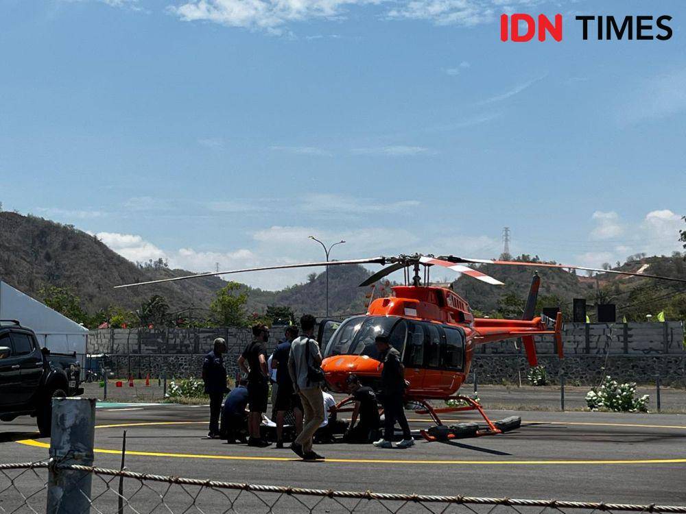 Helikopter yang disiapkan untuk mengangkut riders MotoGP yang cedera. (IDN Times/Linggauni)