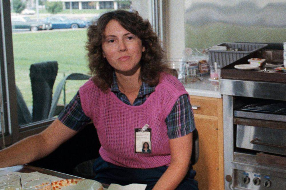 Sharon Christa McAuliffe saat mencoba sampel hidangan makanan luar angkasa di kantin Johnson Space Center, pada 10 September 1985. (commons.wikimedia.org/NASA)