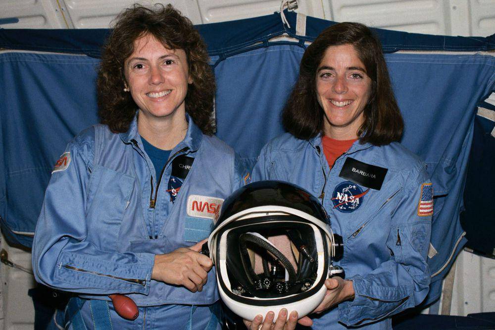 Christa McAuliffe (kiri) dan Barbara Morgan saat dinobatkan sebagai Peserta Guru di Luar Angkasa (commons.wikimedia.org/NASA)