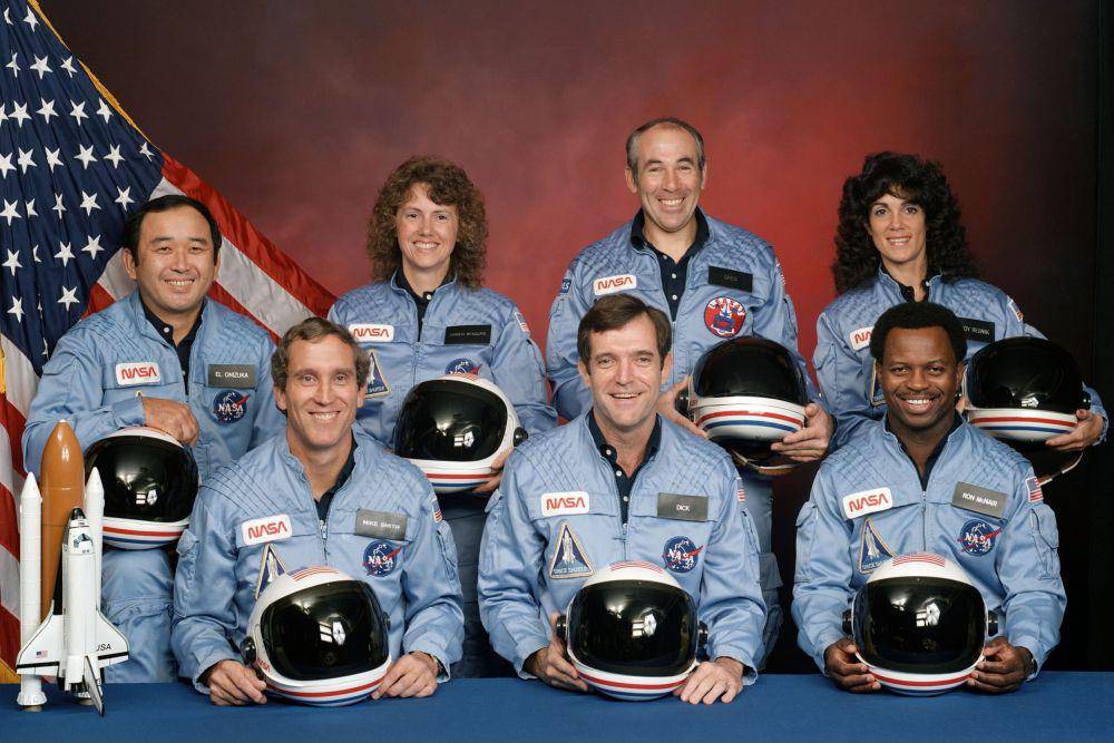 Kru misi pesawat ulang alik Challenger saat melakukan pemotretan resmi pada 15 november 1985. Di barisan belakang dari kiri ke kanan: Ellison S. Onizuka, Sharon Christa McAuliffe, Greg Jarvis, dan Judy Resnik, di barisan depan dari kiri ke kanan: Michael J. Smith, Dick Scobee, dan Ron McNair. (commons.wikimedia.org/NASA)
