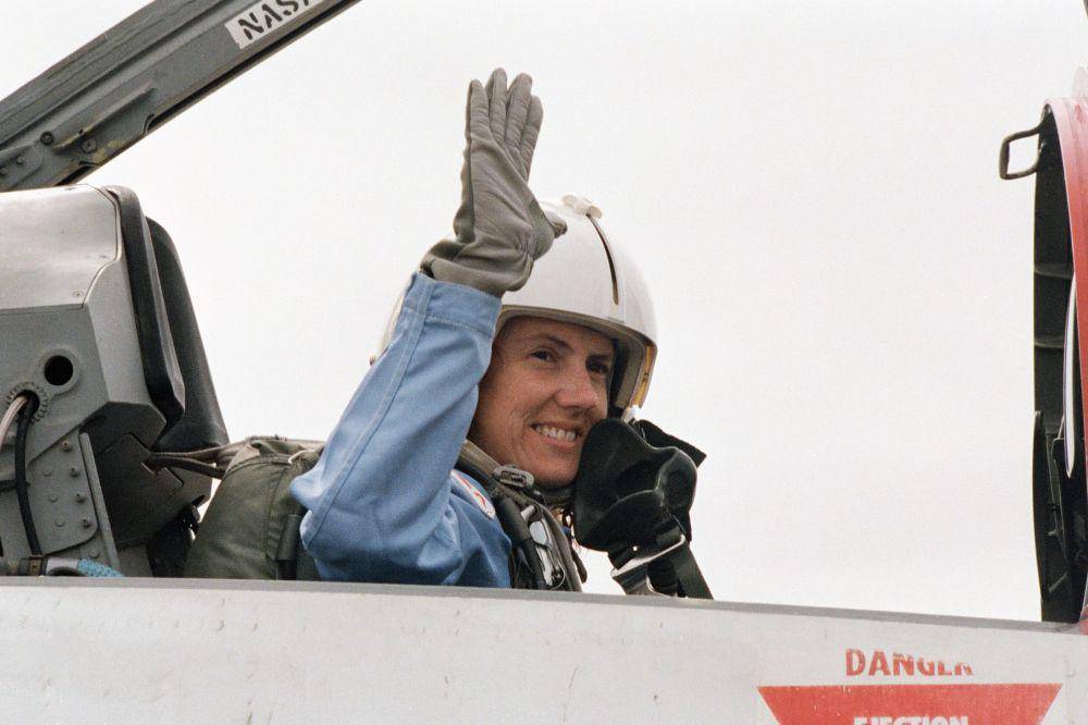 Sharon Christa McAuliffe, peserta Guru di Luar Angkasa dari Concord, New Hampshire, saat sedang bersiap untuk menaiki pesawat jet T-38 NASA di Ellington Field dekat JSC. (commons.wikimedia.org/NASA)