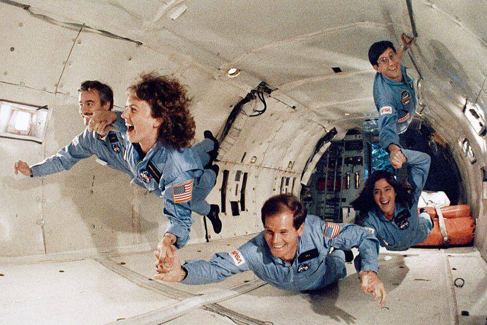 Kru Challenger yang sedang melakukan pelatihan di pesawat KC-135 NASA, "Zero-G" pada 20 November 1985. Dari kiri ke kanan: Gerard Magilton, Sharon Christa McAuliffe, Bill Nelson (D., Florida), Barbara R. Morgan, dan Robert J. Cenker. (commons.wikimedia.org/NASA)