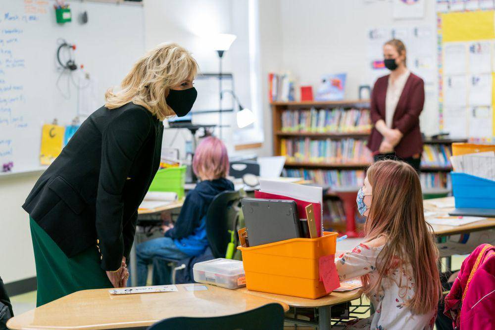 Ibu Negara Jill Biden saat berbincang dengan murid-murid kelas lima Mrs. Becky Taylor pada Rabu, 17 Maret 2021, selama kunjungannya ke Sekolah Christa McAuliffe di Concord, New Hampshire. (commons.wikimedia.org/Foto Resmi Gedung Putih oleh Cameron Smith)