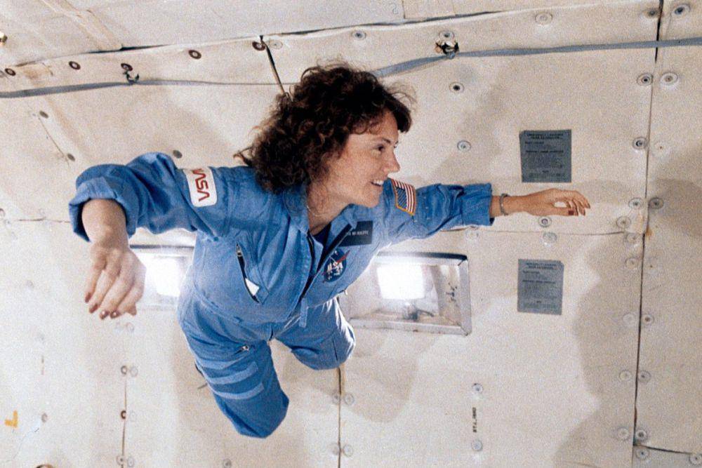 Christa McAuliffe di KC-135 saat pelatihan gravitasi nol (commons.wikimedia.org/NASA on The Commons)