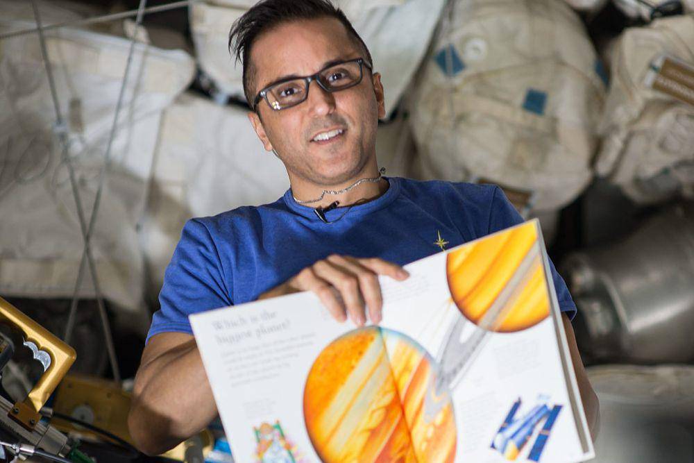 Insinyur Penerbangan Joe Acaba saat mendongengkan buku anak-anak sebagai bagian dari program Story Time From Space. Para astronot membacakan buku anak-anak terkait STEM sambil direkam video dan memperagakan konsep dan eksperimen sains sederhana di Stasiun Luar Angkasa Internasional. (commons.wikimedia.org/NASA)