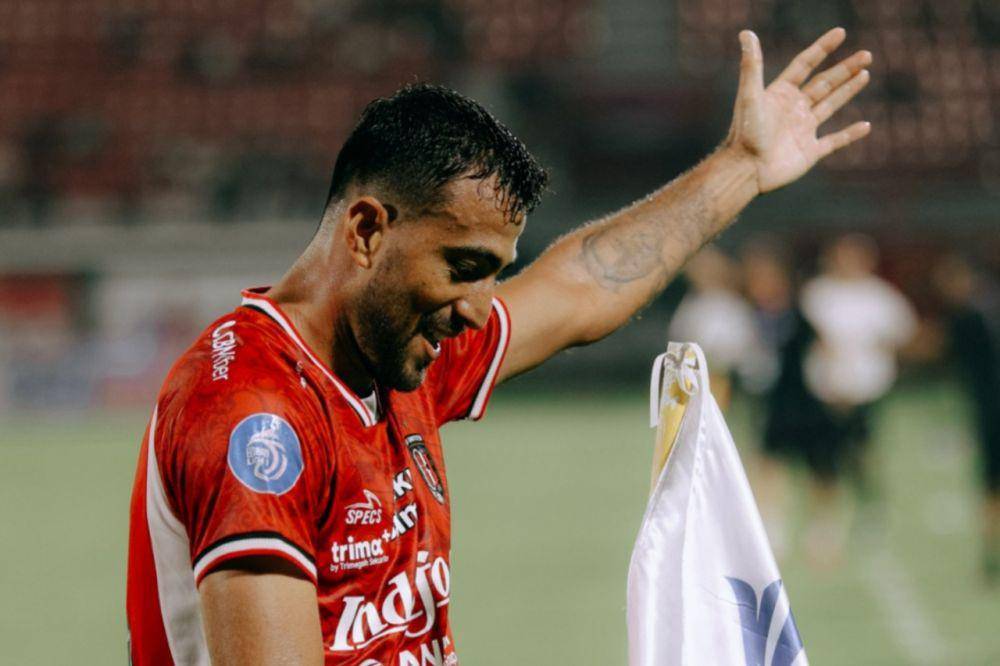 Selebrasi Everton Nascimento usai cetak gol kemenangan saat Bali United tekuk Barito Putera 3-2, Jumat (27/9/2024). (X/@BaliUtd).