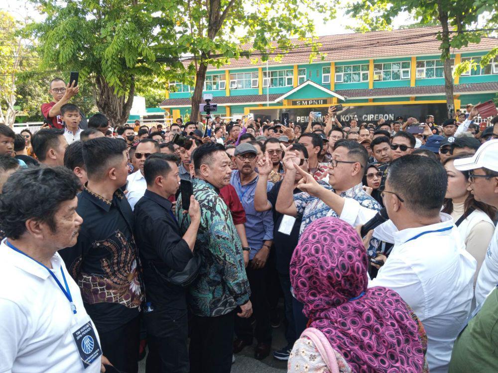 Sidang peninjauan kembali (PK) kasus Vina Cirebon digelar di tempat kejadian perkara yang ada di Jalan Saladara, Kelurahan Karyamulya, Kecamatan Kesambi, Kota Cirebon, Jawa Barat, Jumat (27/9/2024).