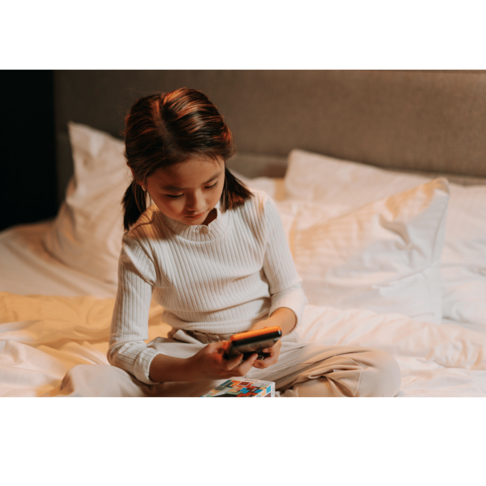 Ilustrasi anak bermain hp. (Pexels.com/cottonbro studio)