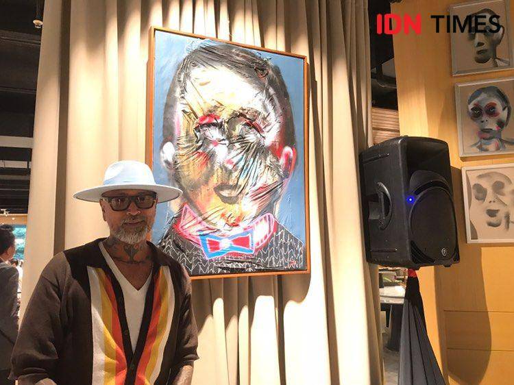 Potret Ade Habibie di PITA Showroom saat berkolaborasi bersama PITA. 26 September 2024. (IDN Times/Hani Safanja)