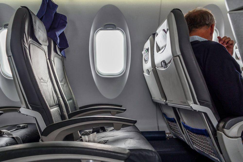 Potret window seat di pesawat (unsplash.com/Alexander Schimmeck)